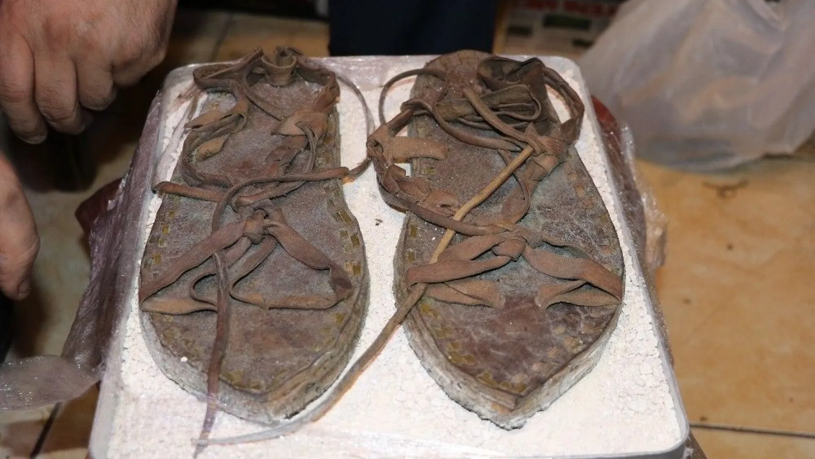 Hz. Muhammet'in savaşta giydiği sandaleti tasarladı
