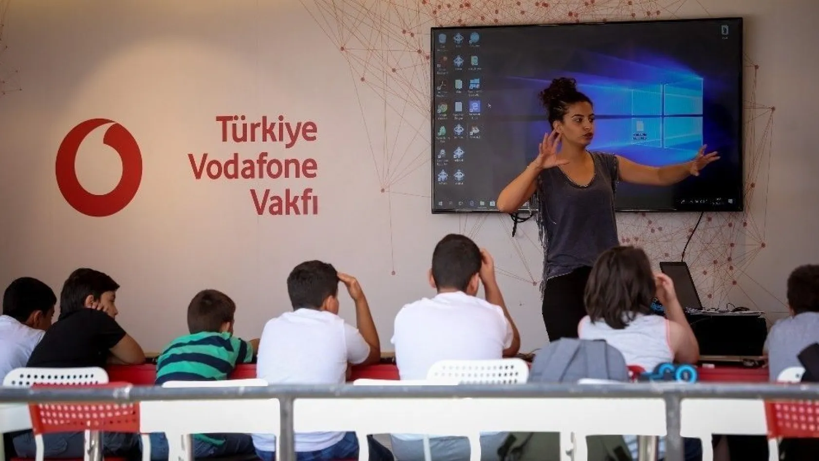 Vodafone, Erzincan'ın köy ve kasabalarına 'kodlama' götürdü
