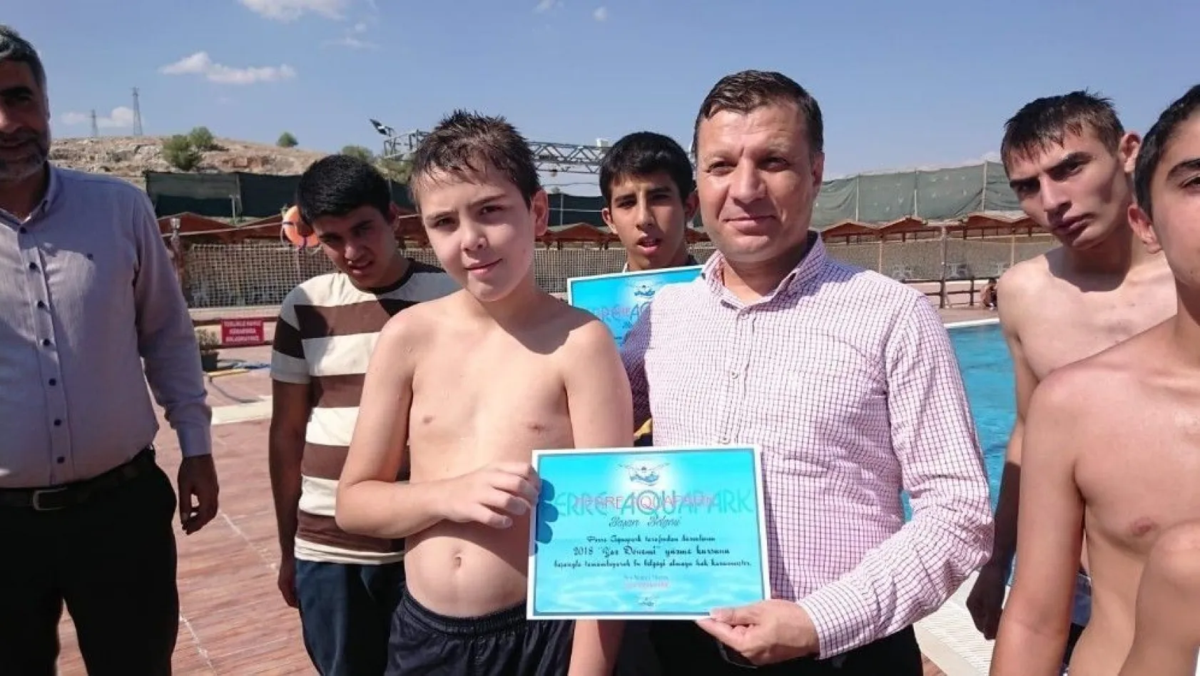 Yüzme kursunu tamamlayan çocuklara sertifikaları verildi
