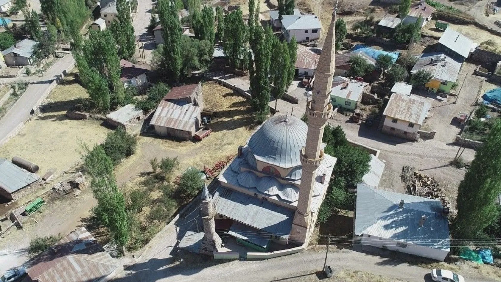 25 yıllık caminin 58 yıllık minaresi
