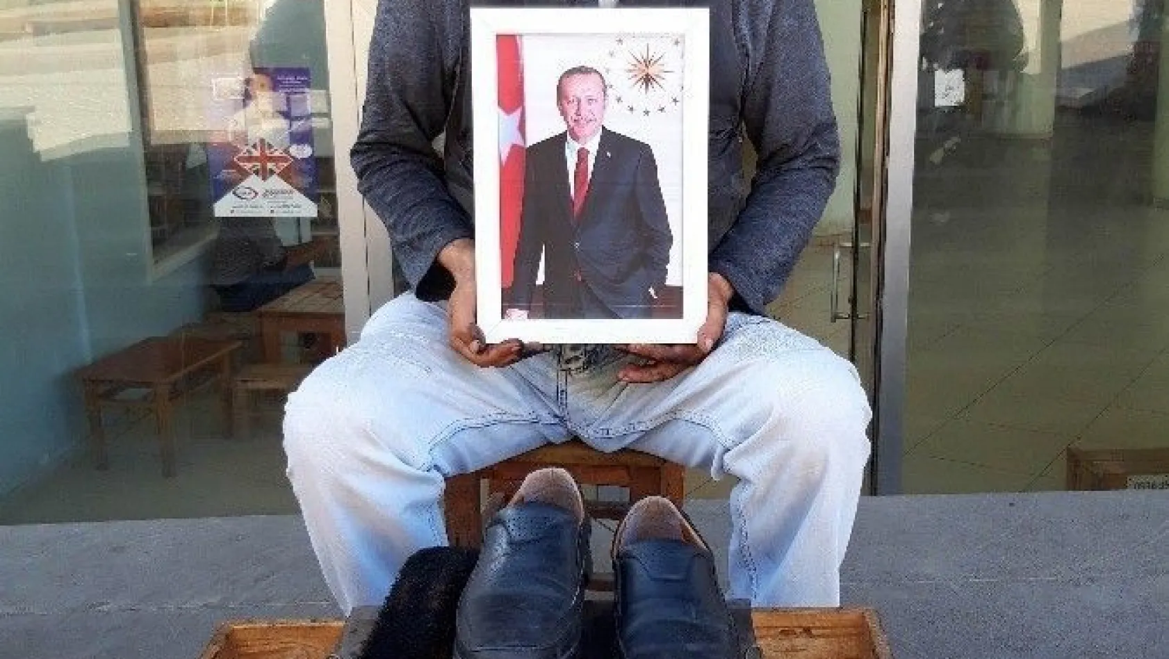 Ayakkabı boyacısı yazar Erdoğan'dan yardım bekliyor
