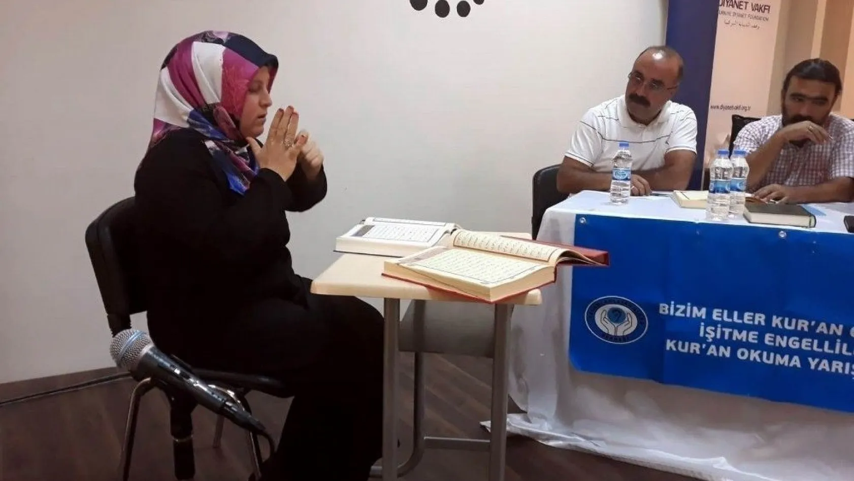 İşitme engelliler Kur'an okuma yarışmasına buruk bir heyecanla katıldı
