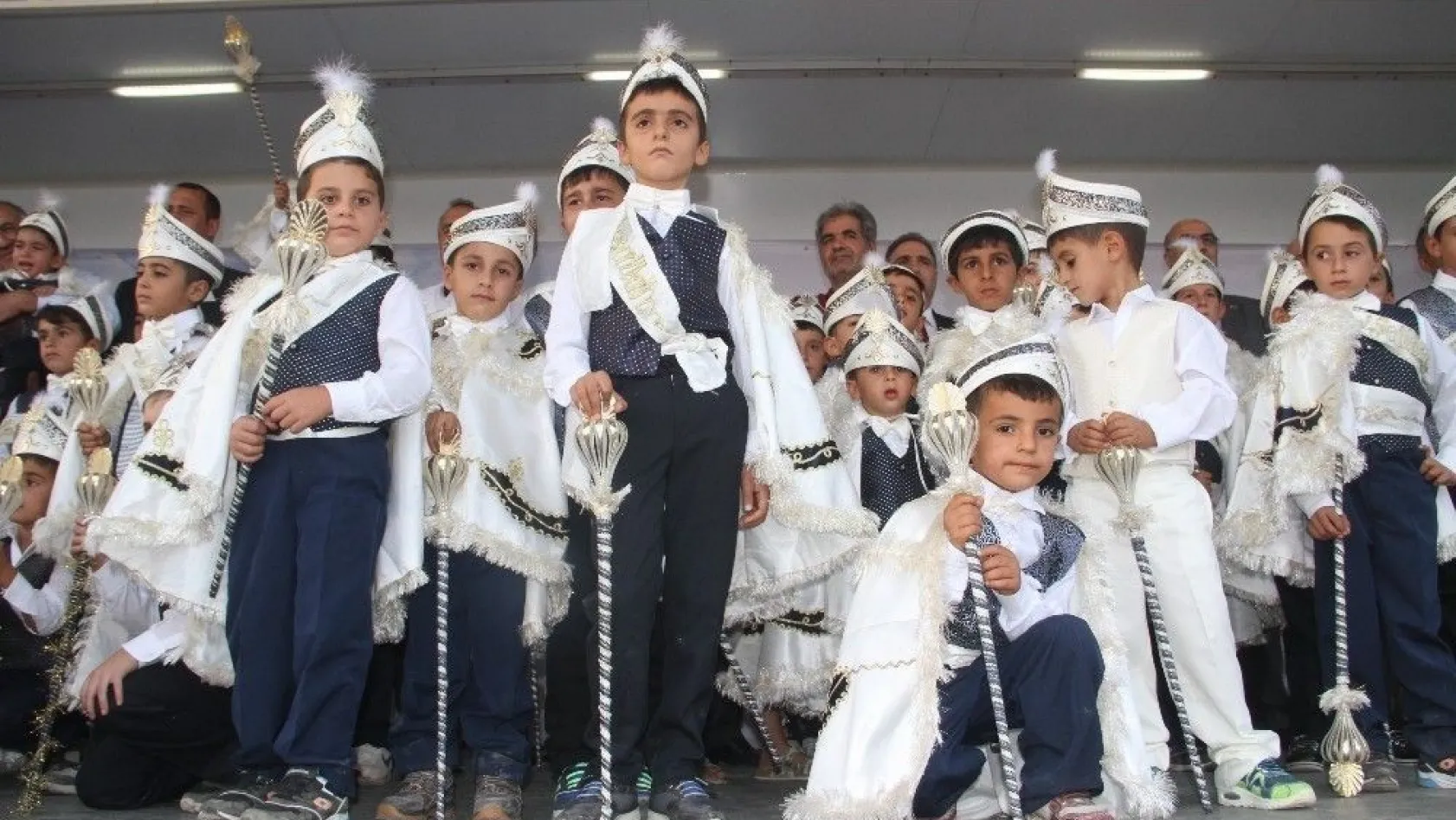 Akçakiraz'da 104 çocuk için  sünnet şöleni