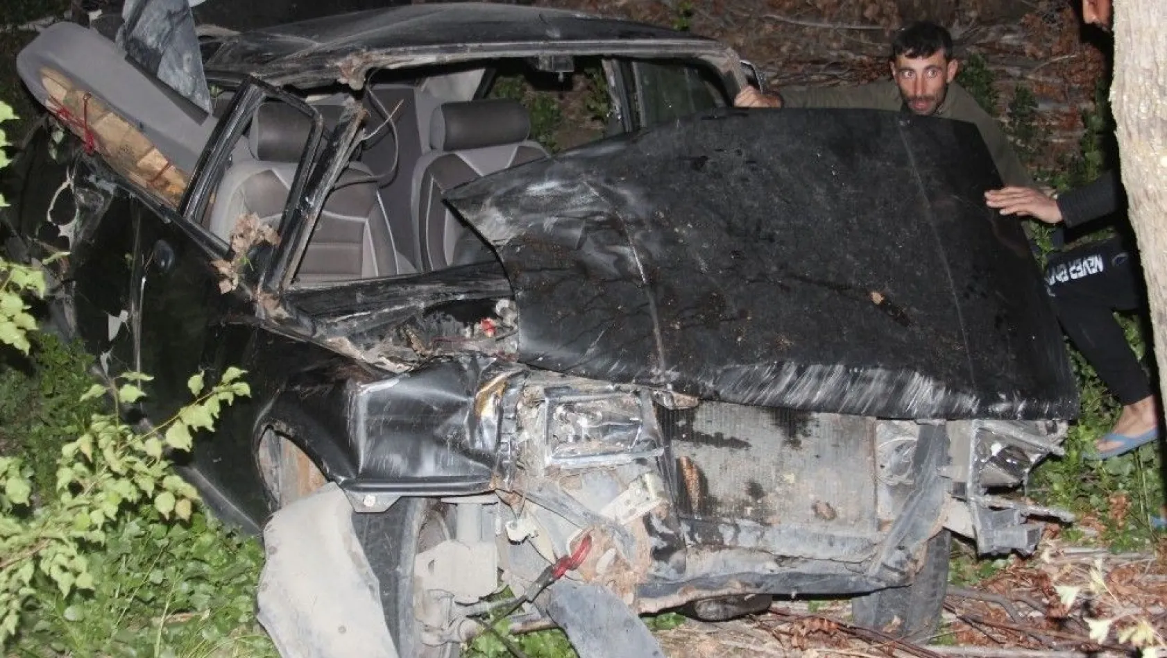 Erzincan'da otomobil şarampole devrildi: 4 yaralı
