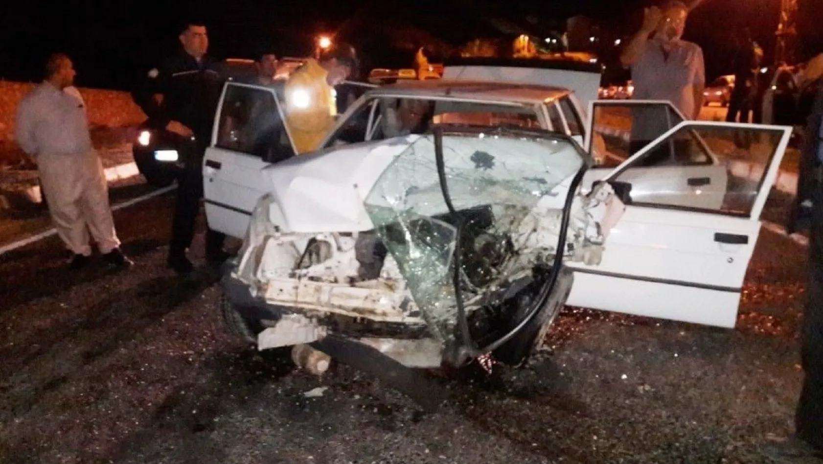 Sivas'ta iki otomobil çarpıştı: 5 yaralı
