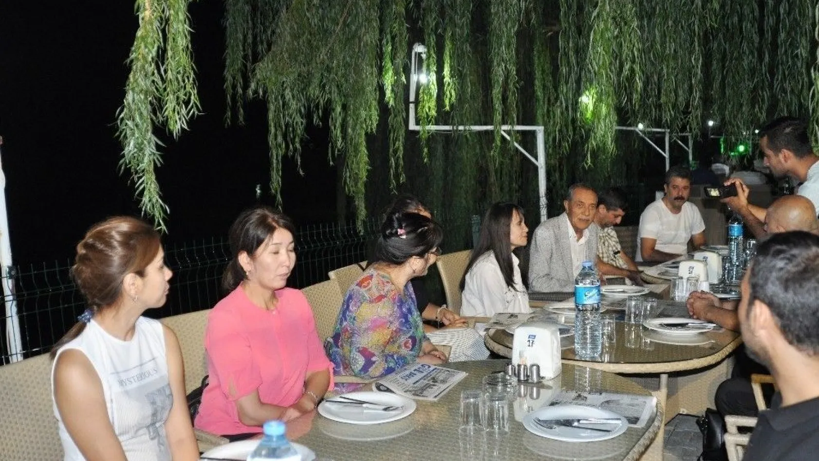 Kazakistanlı gazeteciler Özdemir ile bir araya geldi
