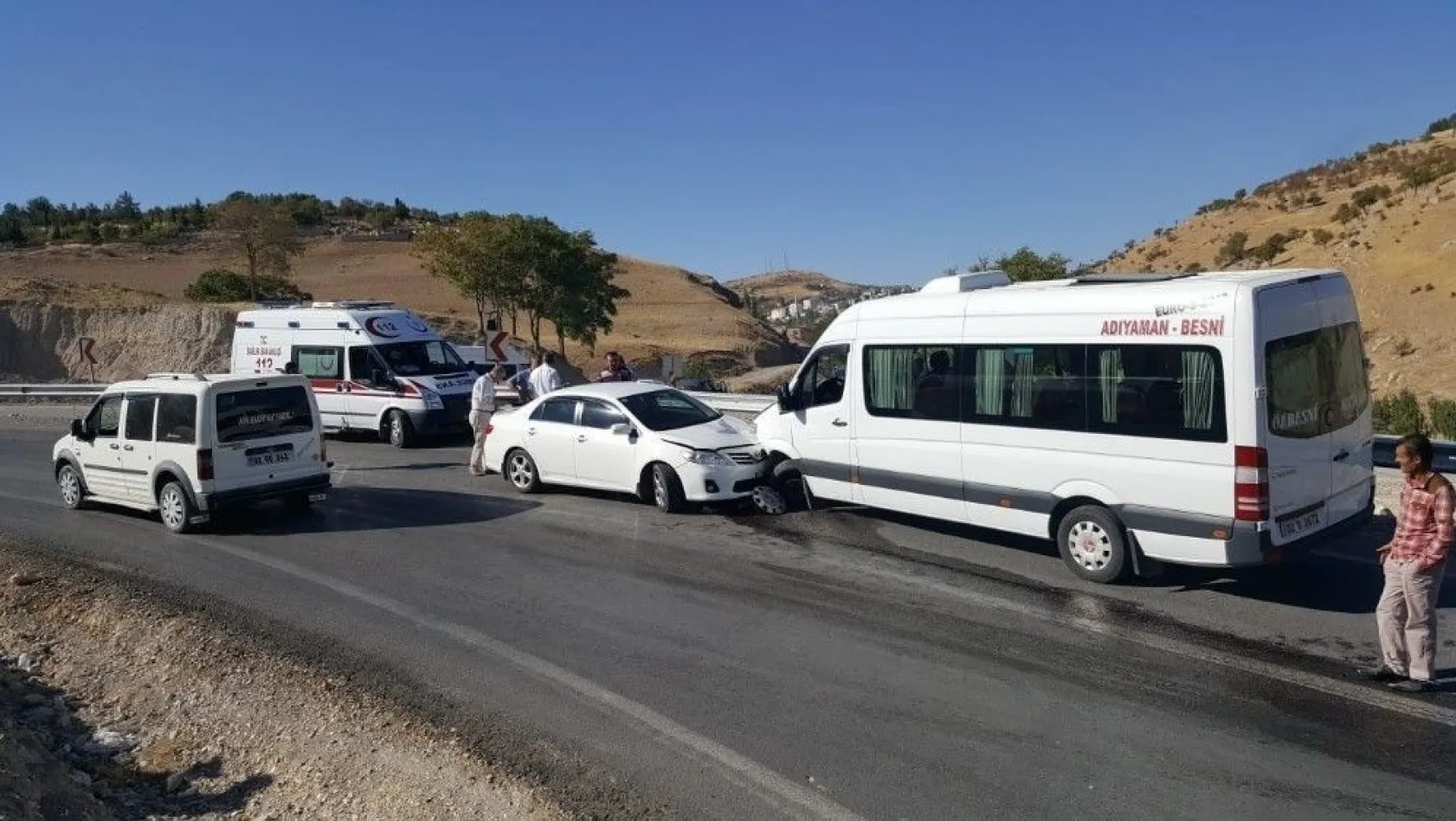 Otomobil ile yolcu minibüsü çarpıştı: 4 yaralı

