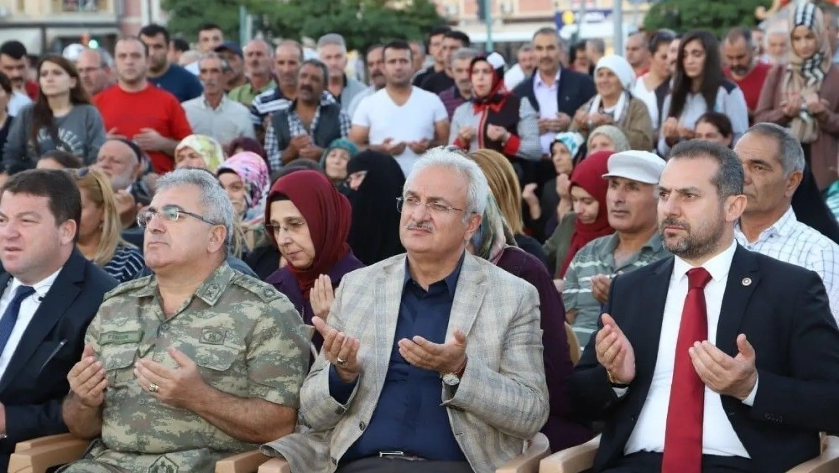 Erzincan Belediyesinden Vatandaşlara Aşure ikramı
