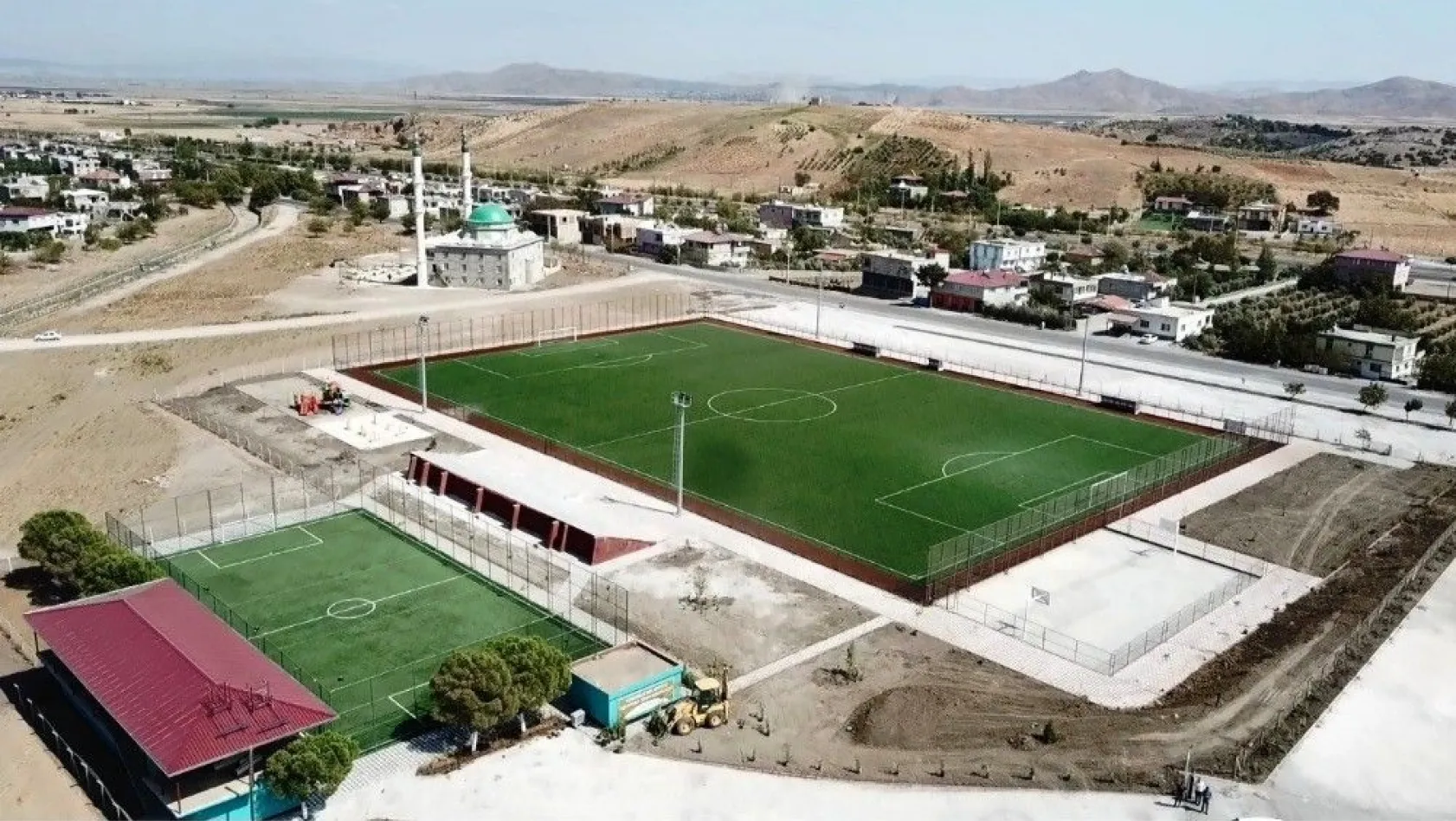 Türkoğlu Belediyesi bir mahalleyi spor kompleksine çevirdi
