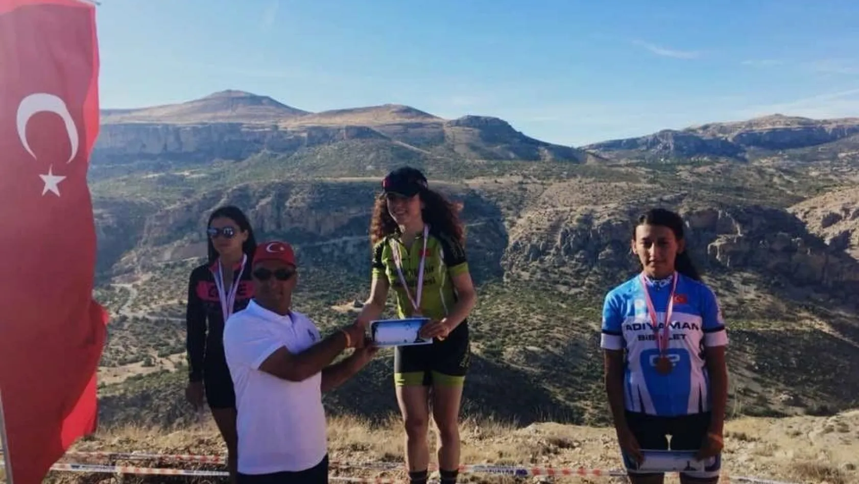 Bayanlar Dağ Bisikleti Yarışında birincilik kürsüsüne Zehra Kargın çıktı
