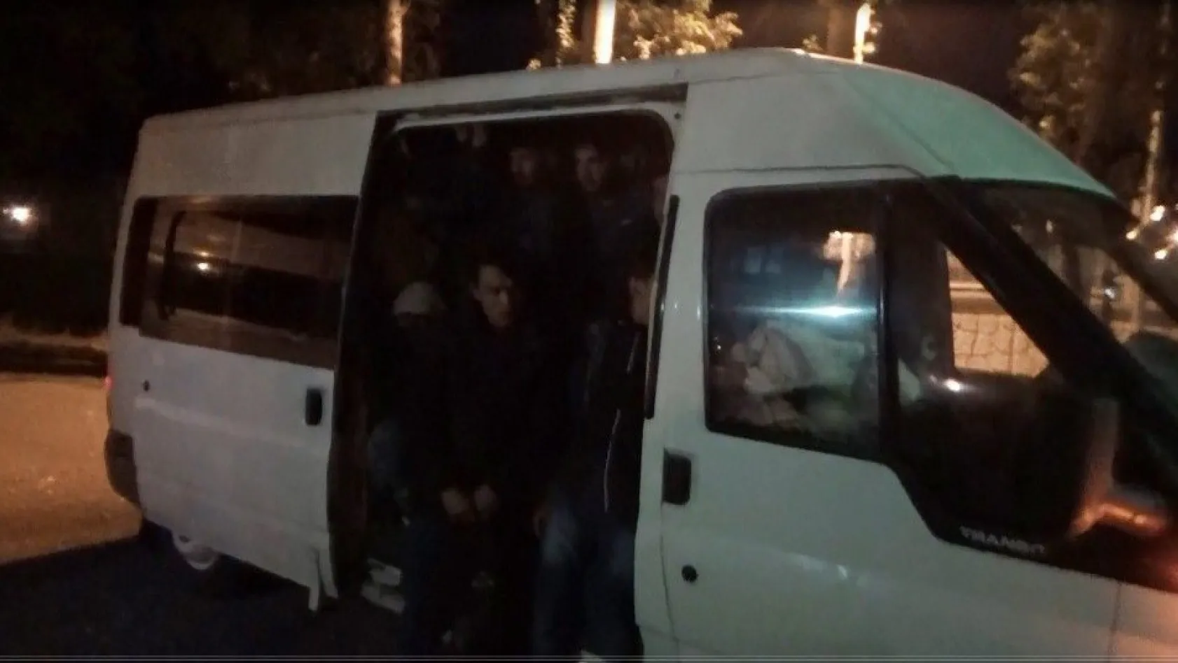 15 kişilik minibüsten 53 kaçak göçmen çıktı
