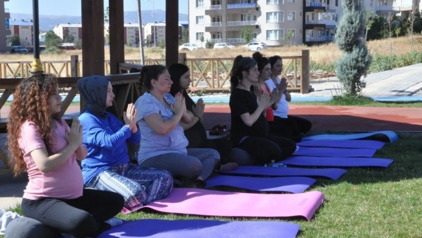 Tunceli'de anne adayları doğada, yoga ile doğuma hazırlanıyor
