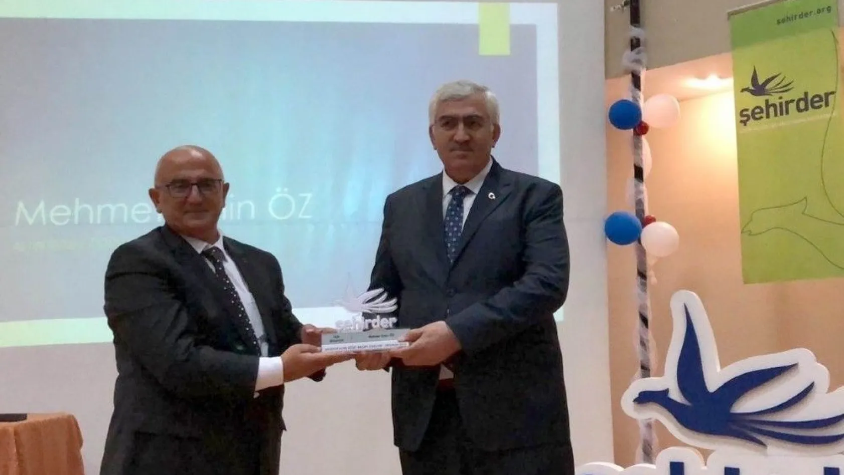 AK Parti Erzurum İl Başkanı Öz'e 'Yılın Siyasetçisi' ödülü
