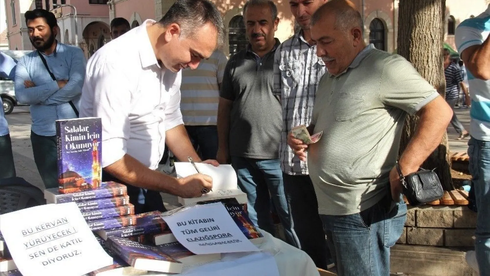 Elazığspor'a destek için meydanda imza günü düzenledi