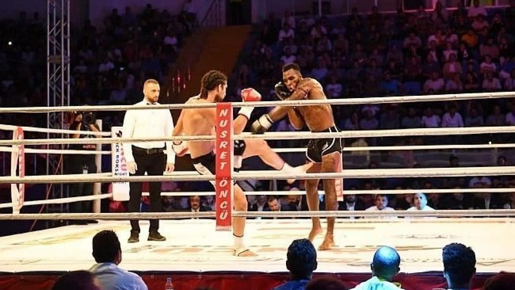 Şampiyon kickboksçular Malatya'da ringe çıktı
