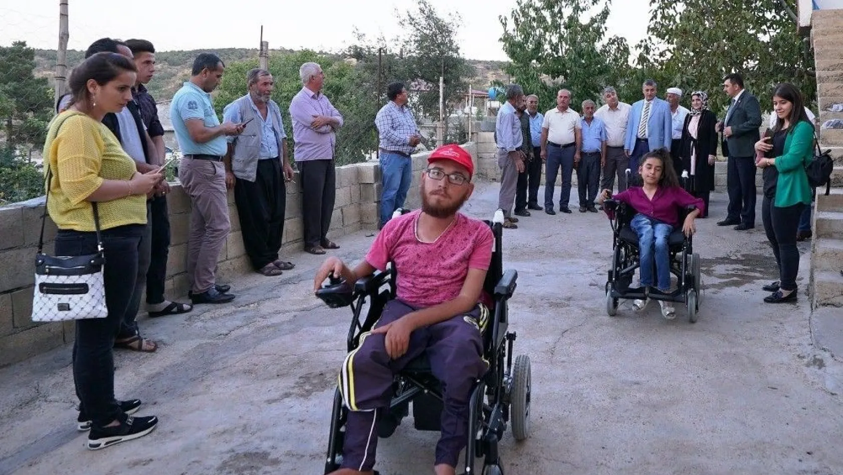 Engelli kardeşlere tekerlekli sandalye
