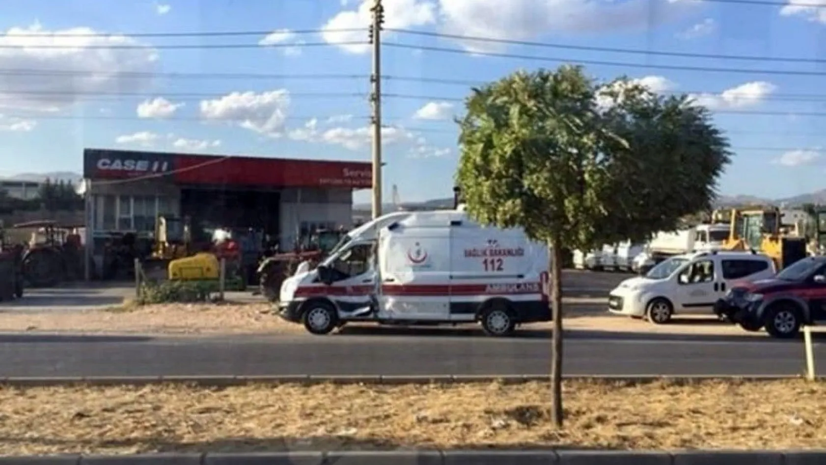 Ambulans ile kamyon çarpıştı: 3 yaralı
