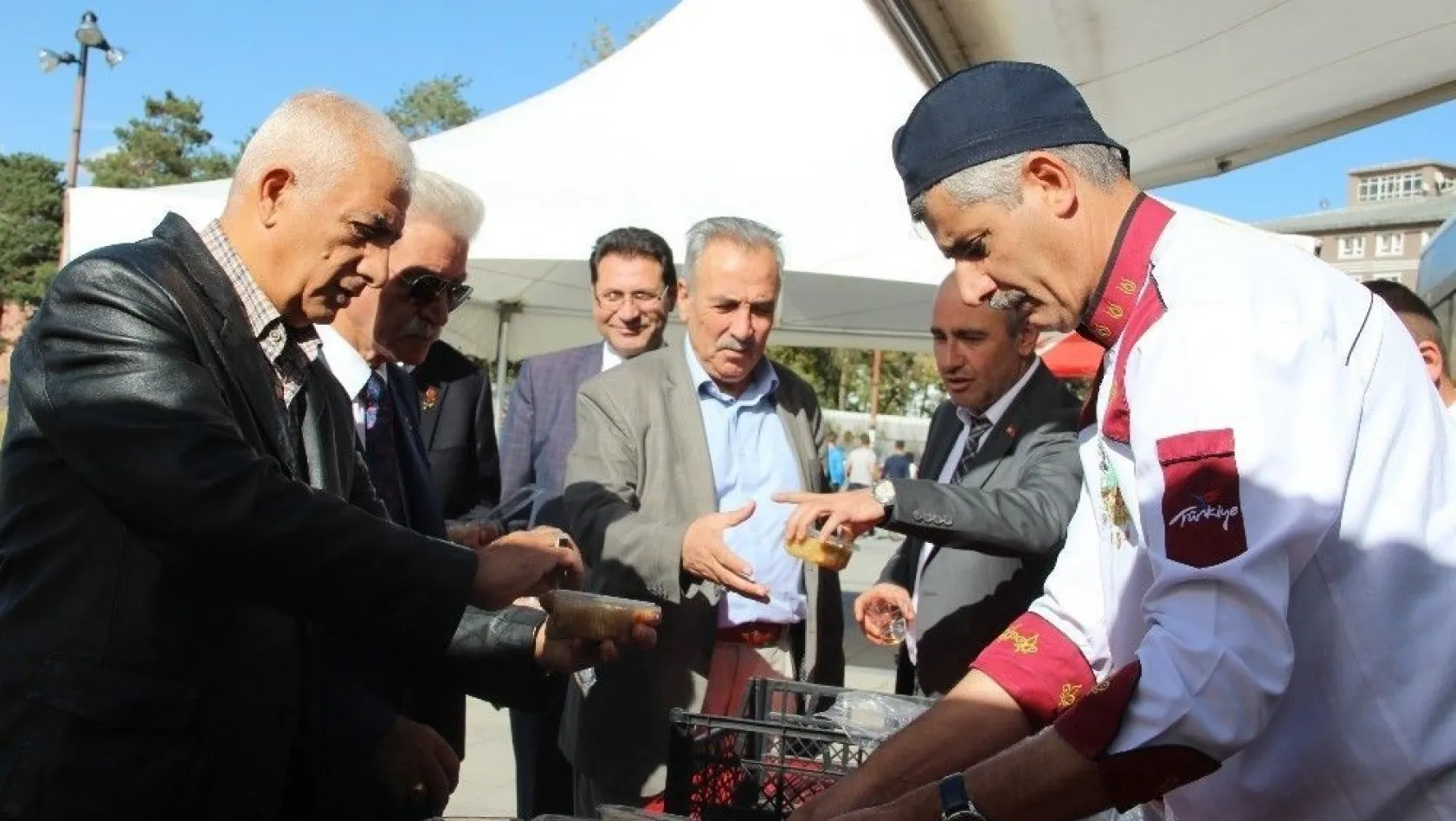 Erzurum İl Kültür ve Turizm Müdürlüğü Aşure dağıttı
