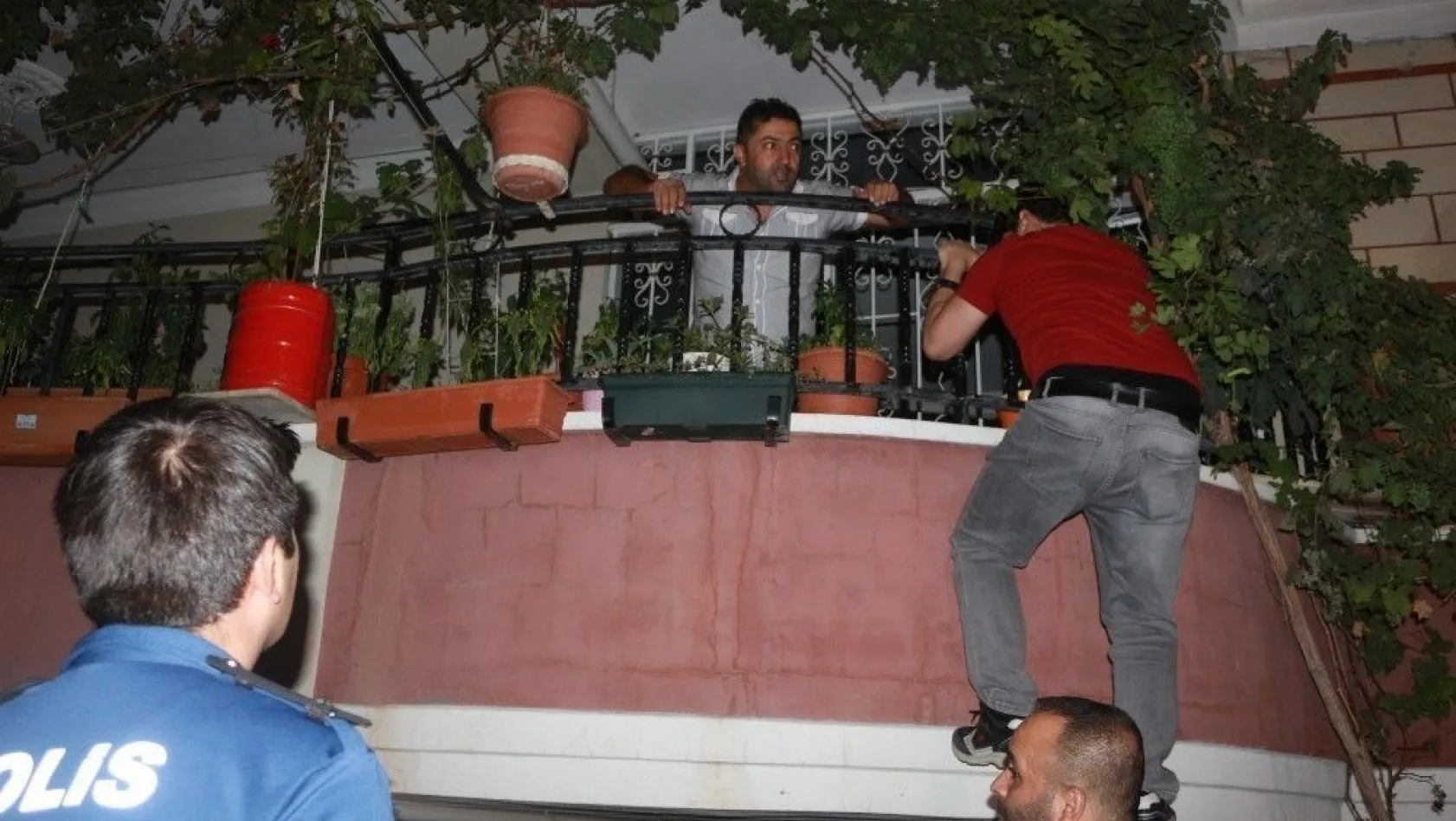 'Hırsız içeride' ihbarı polisi balkona tırmandırdı
