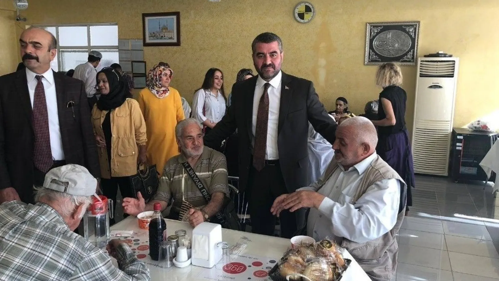 MHP'li Avşar, huzurevi sakinleri ile bir araya geldi
