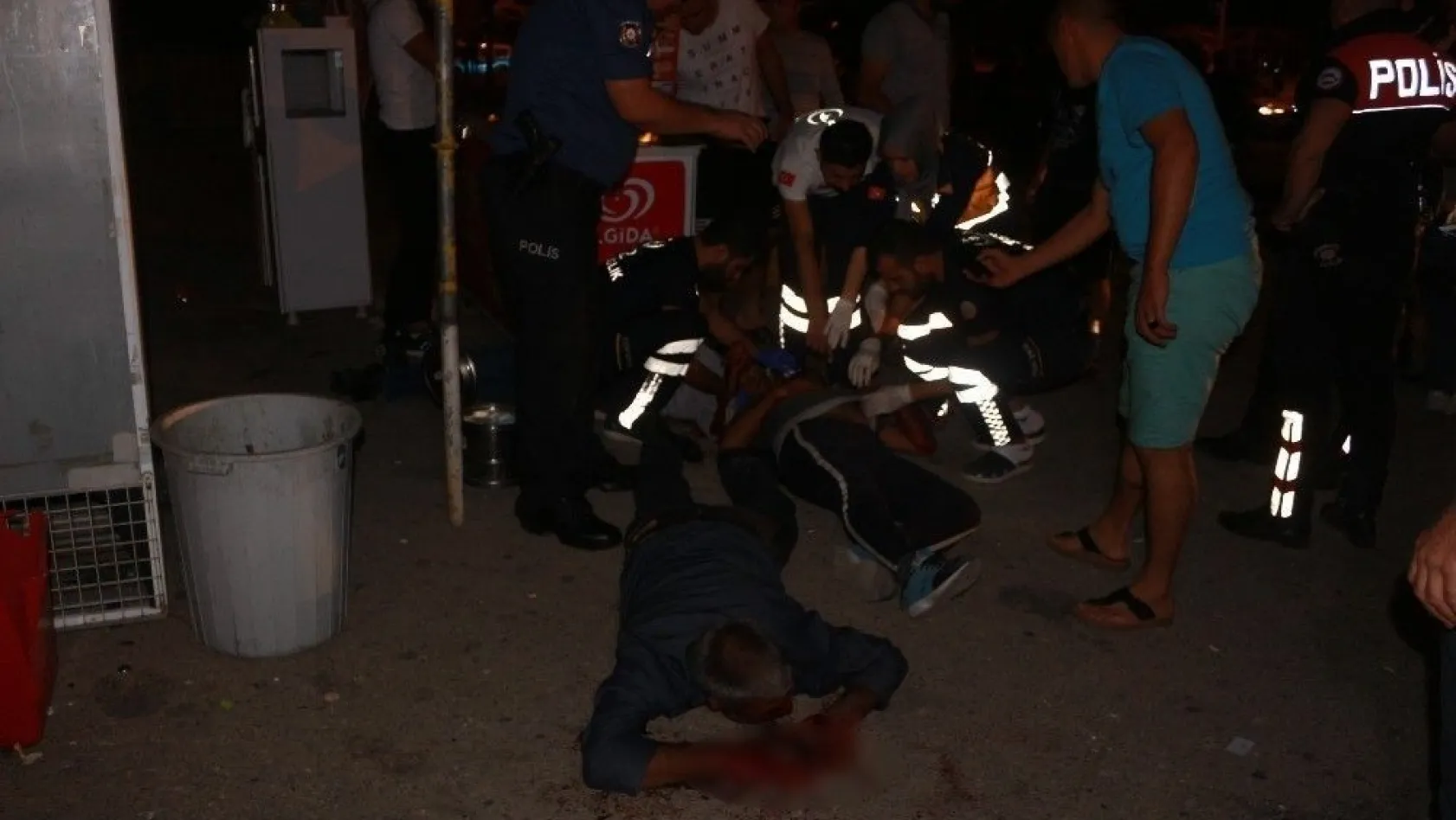 Gözaltındaki şahsa ateş açan grup ile polis çatıştı: 11 yaralı
