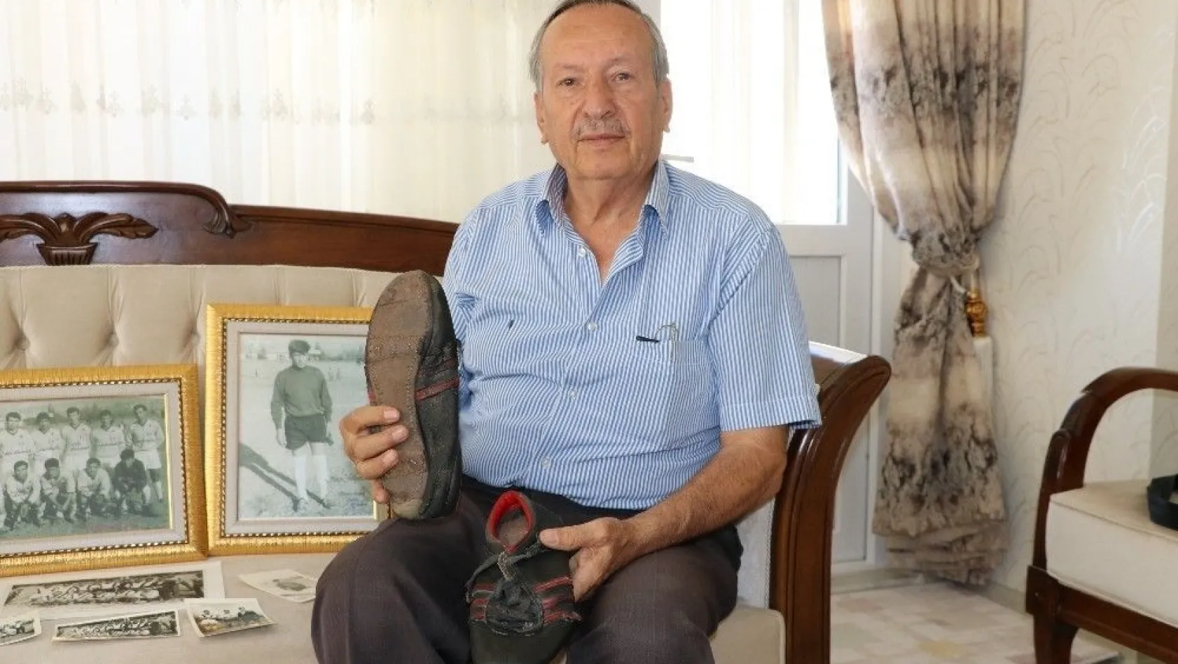 50 yıllık futbol ayakkabısını saklıyor
