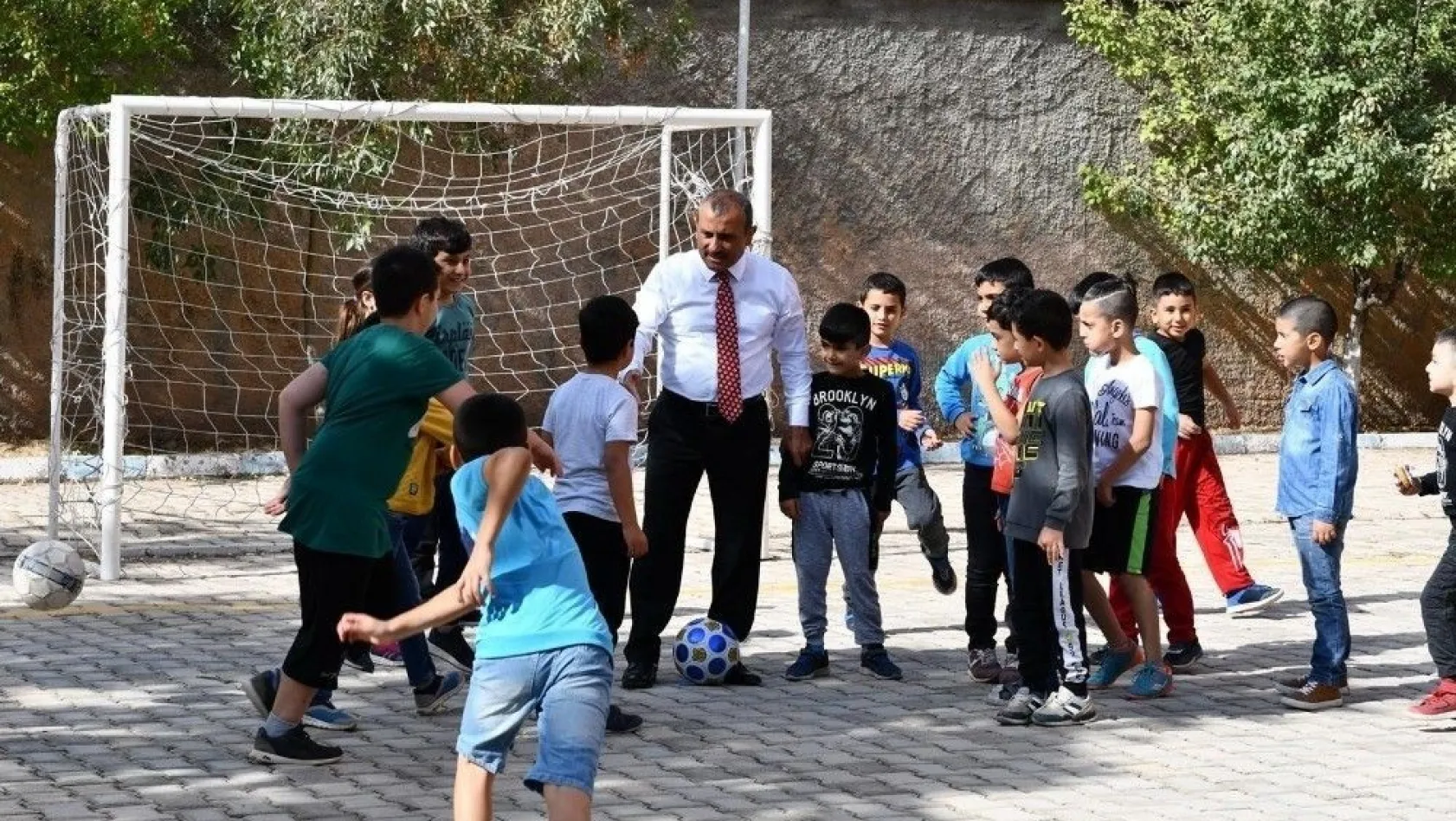 Çocuklarla futbol oynayan Vali Sonel, lunapark isteklerini de yerine getirdi
