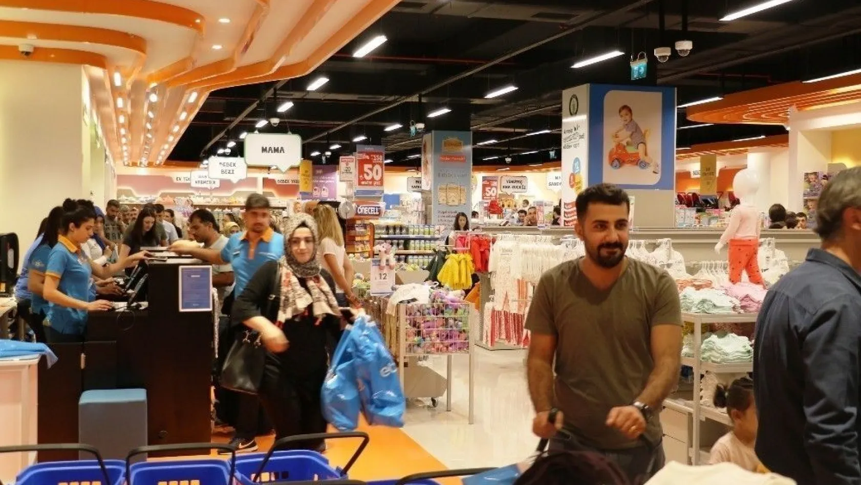 Kriz var diye frene basmadı, 121'nci mağazayı Diyarbakır'da açtı
