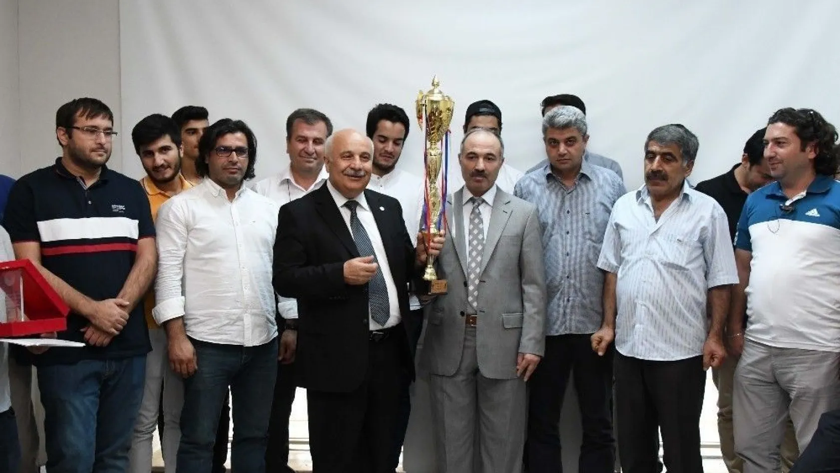 Yaman team ödülünü Rektör Gönüllü'ye teslim etti
