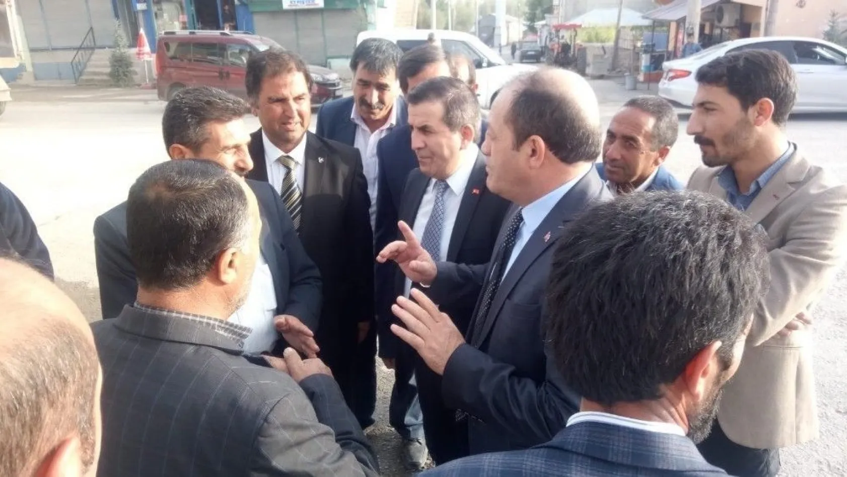 MHP Erzurum İl Teşkilatı, Karayazı, Hınıs ve Karaçoban'a çıkarma yaptı
