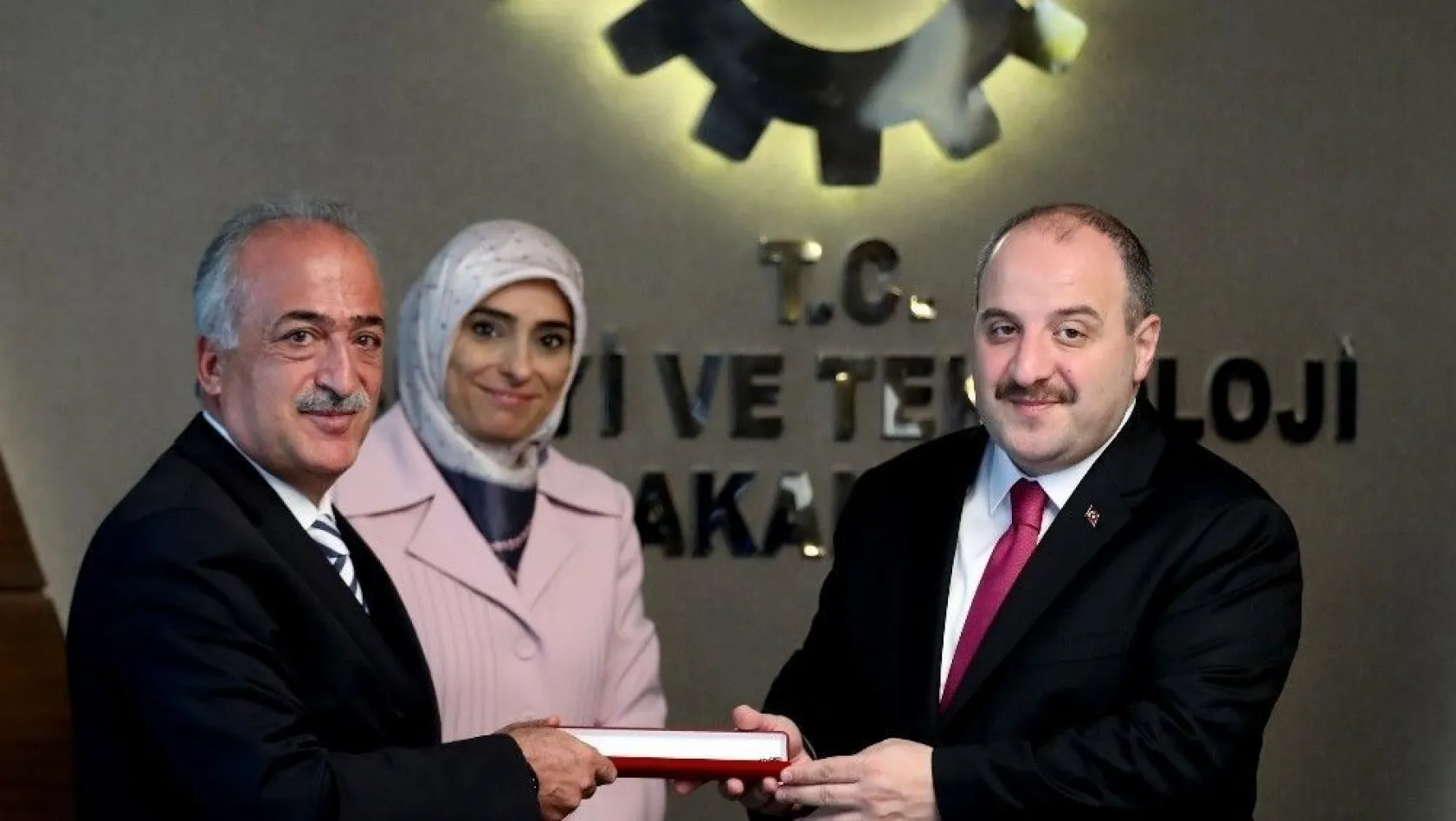 Rektör Çomaklı, Sanayi ve Teknoloji Bakanı Mustafa Varank ile bir araya geldi
