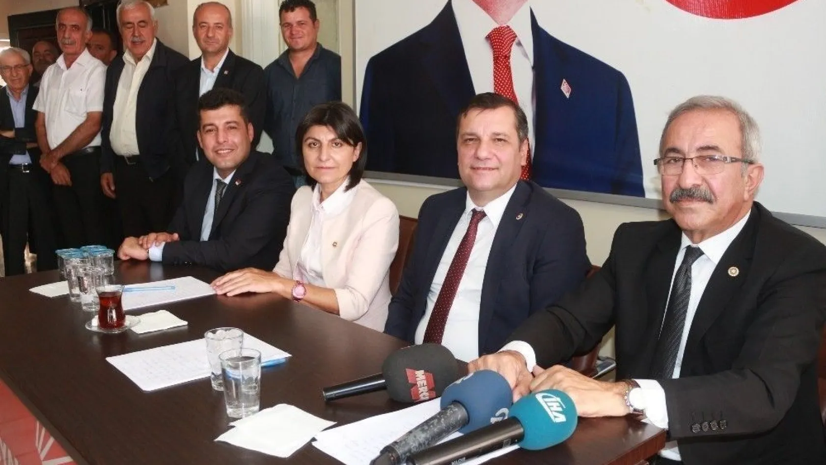 CHP'li milletvekilleri partililerle bir araya geldi
