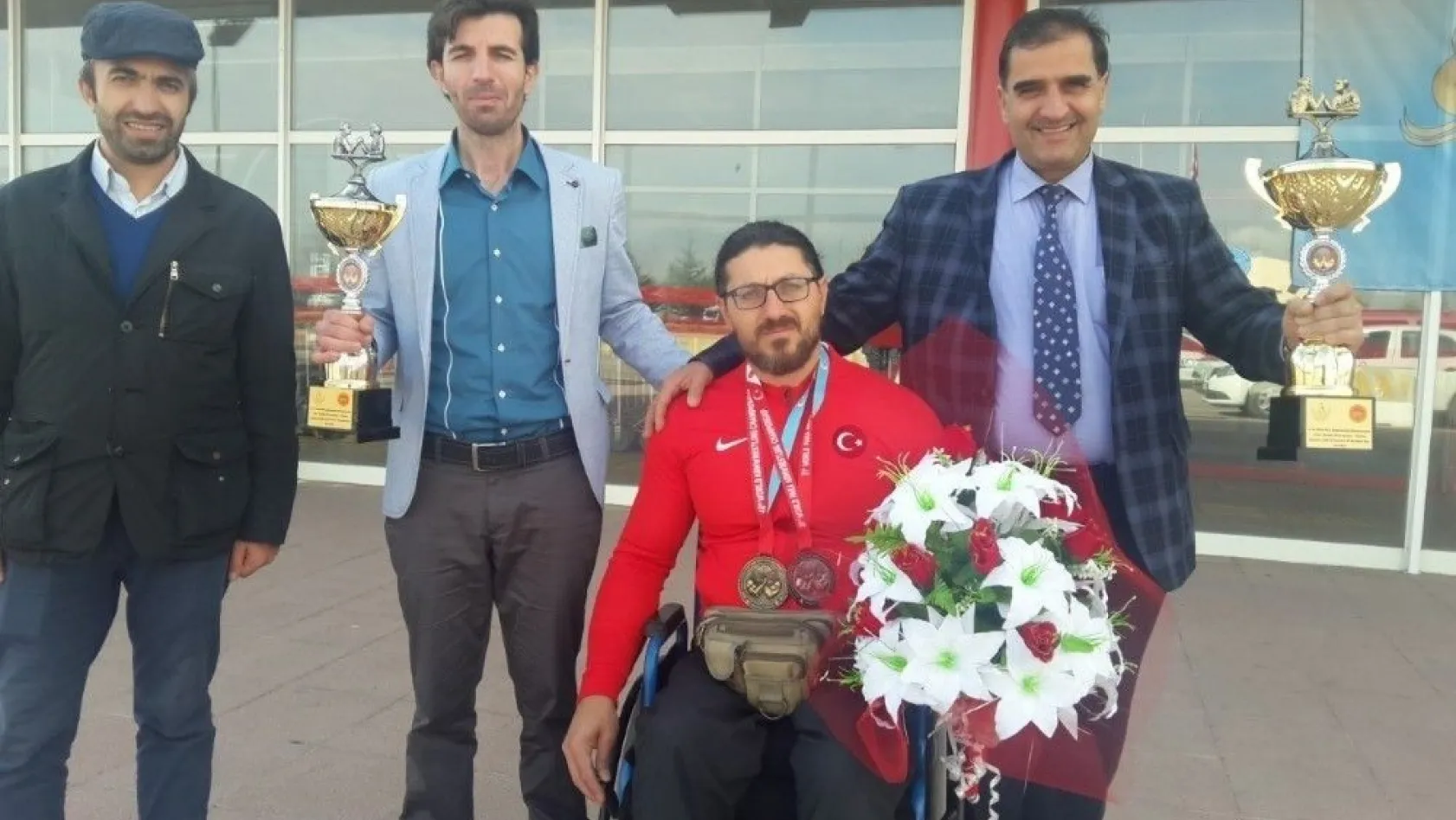 Keleşoğlu Milli Sporcuyu çiçeklerle karşıladı
