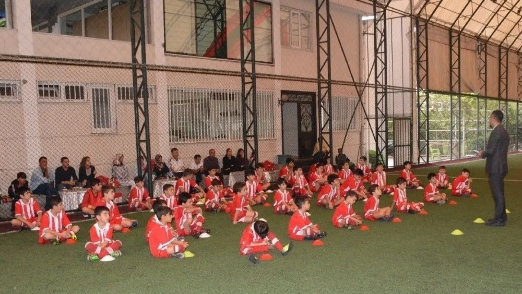 Diyarbakır'da minik futbolculara seminer
