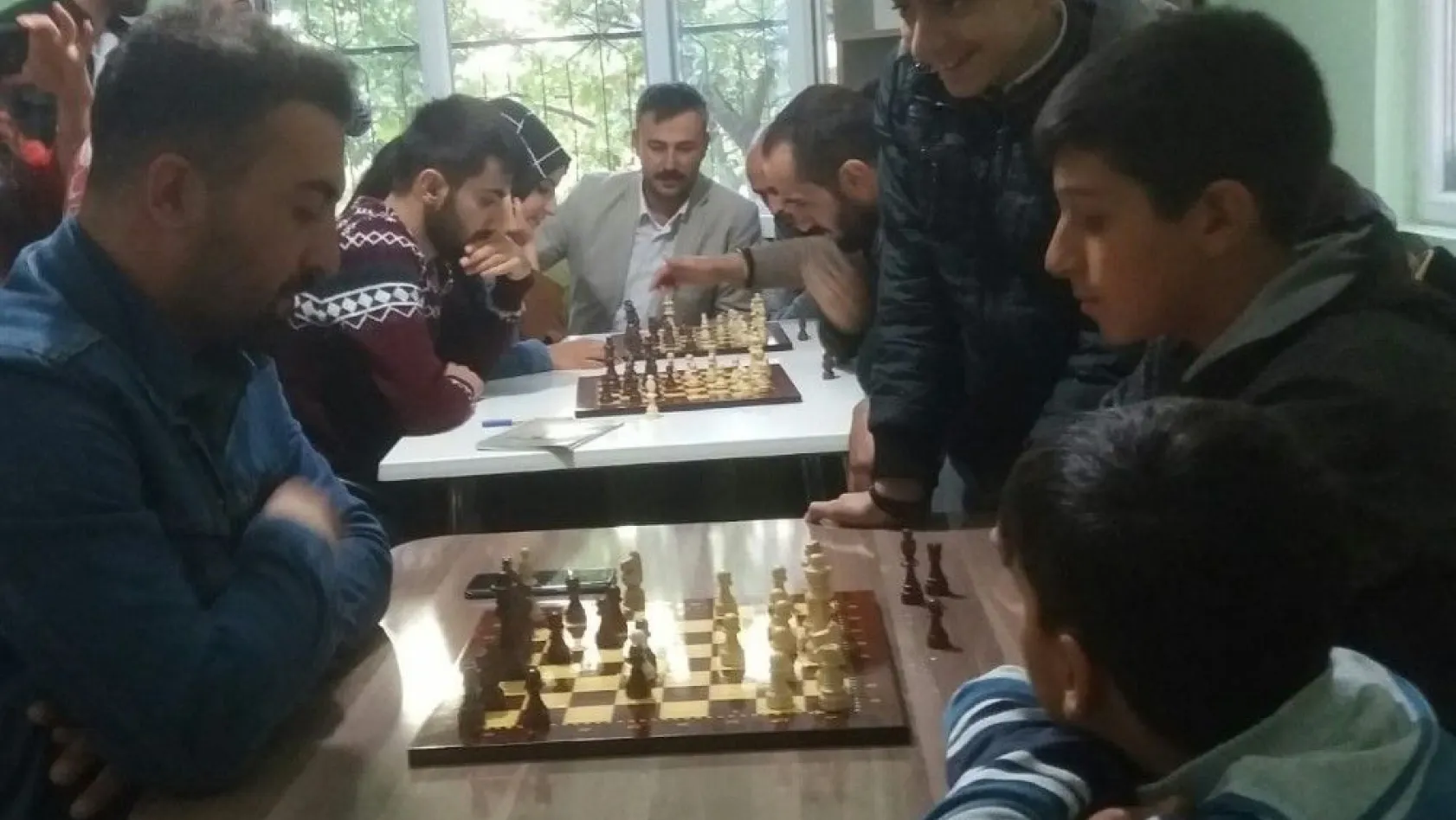 İşitme engelliler, satranç oynadı
