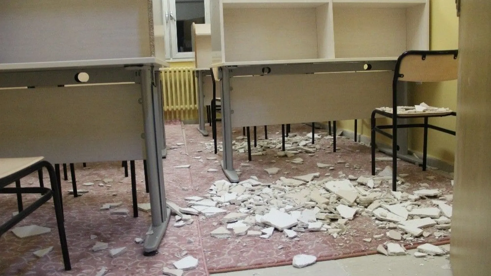 Okul pansiyonunda alçıpan koptu! Öğrenciler  yaralandı