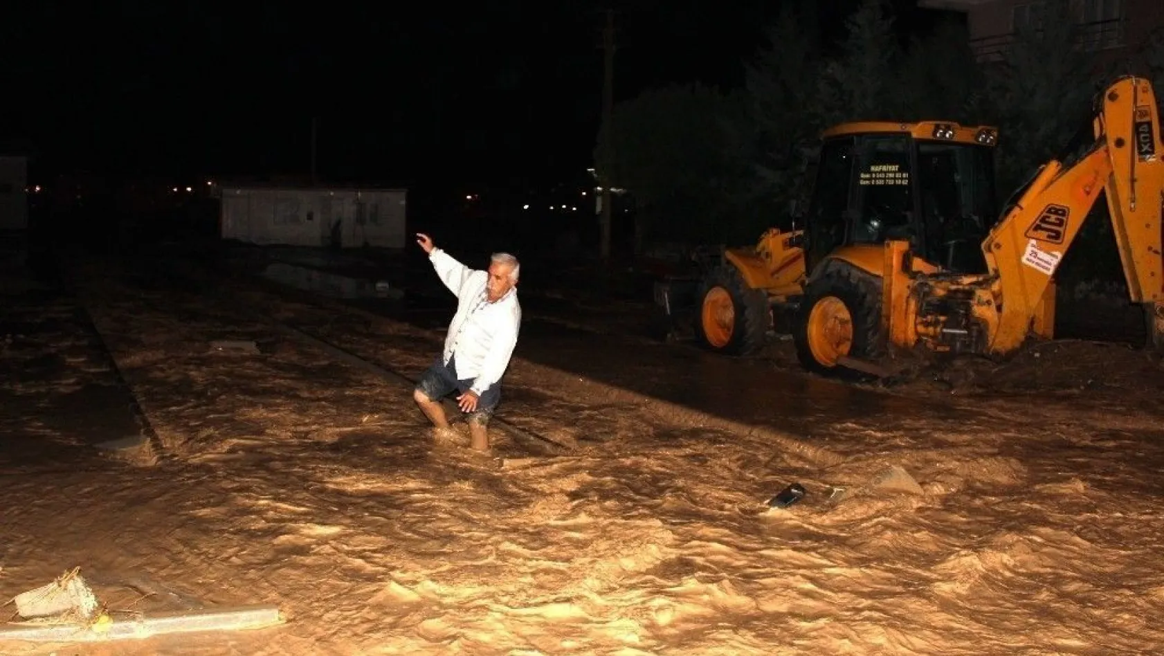 Sel suları Adıyaman'da asfaltları yerinden söktü
