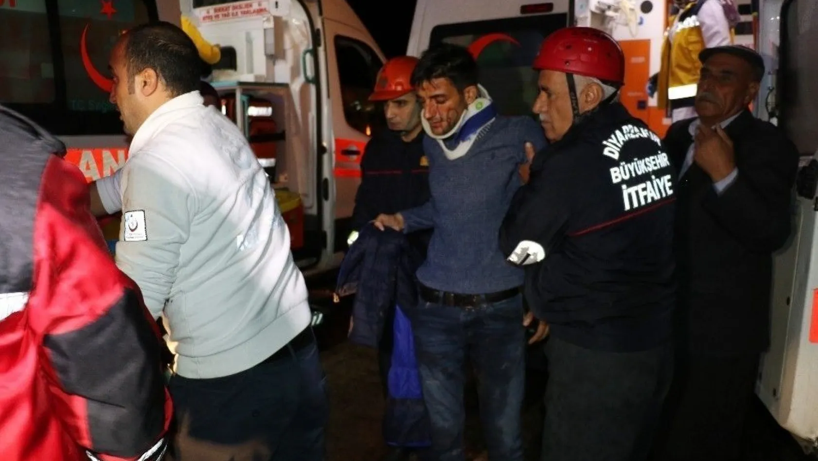 Diyarbakır'da yolcu otobüsü devrildi: 30 yaralı
