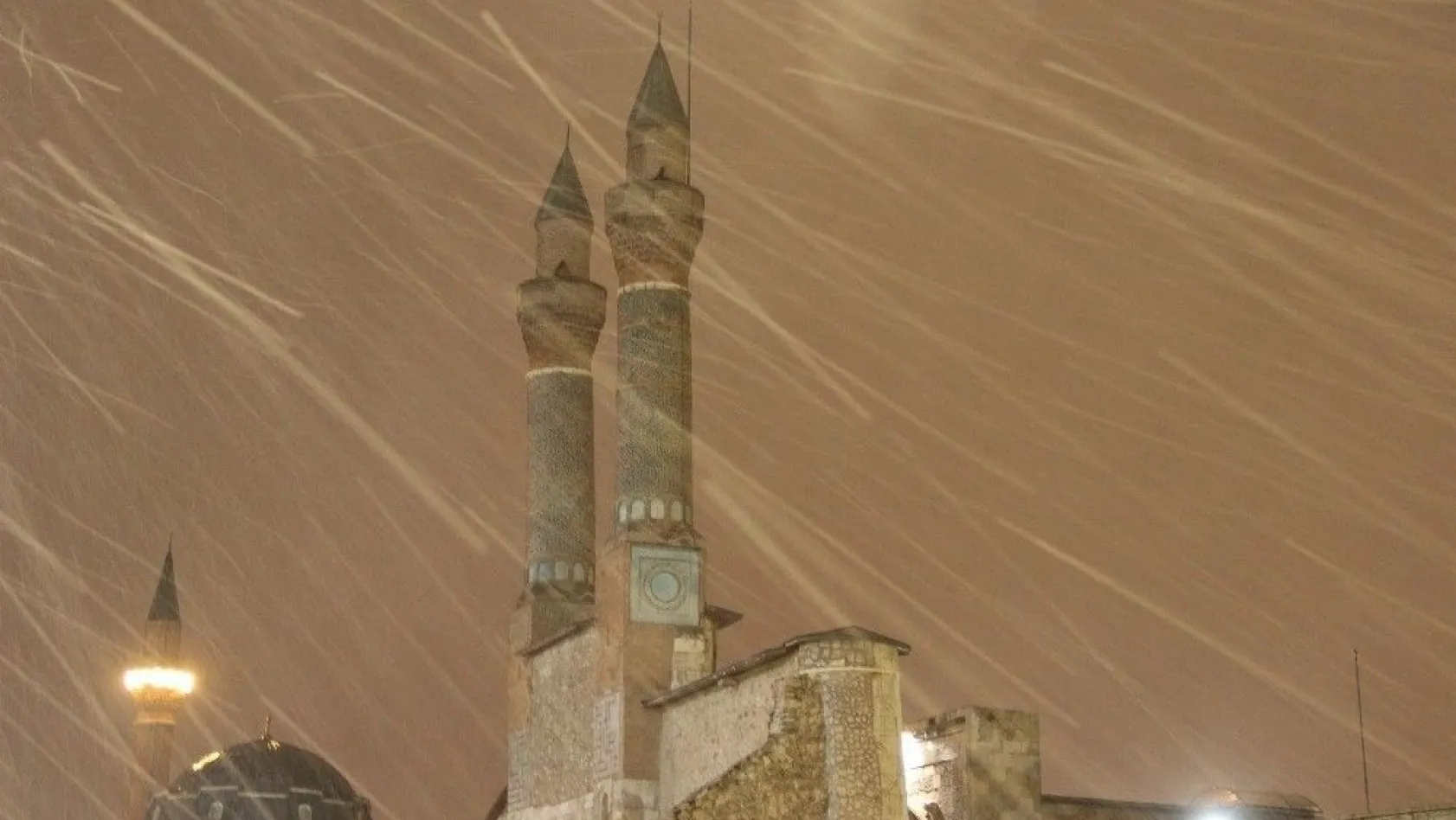 Sivas'a mevsimin ilk karı yağdı