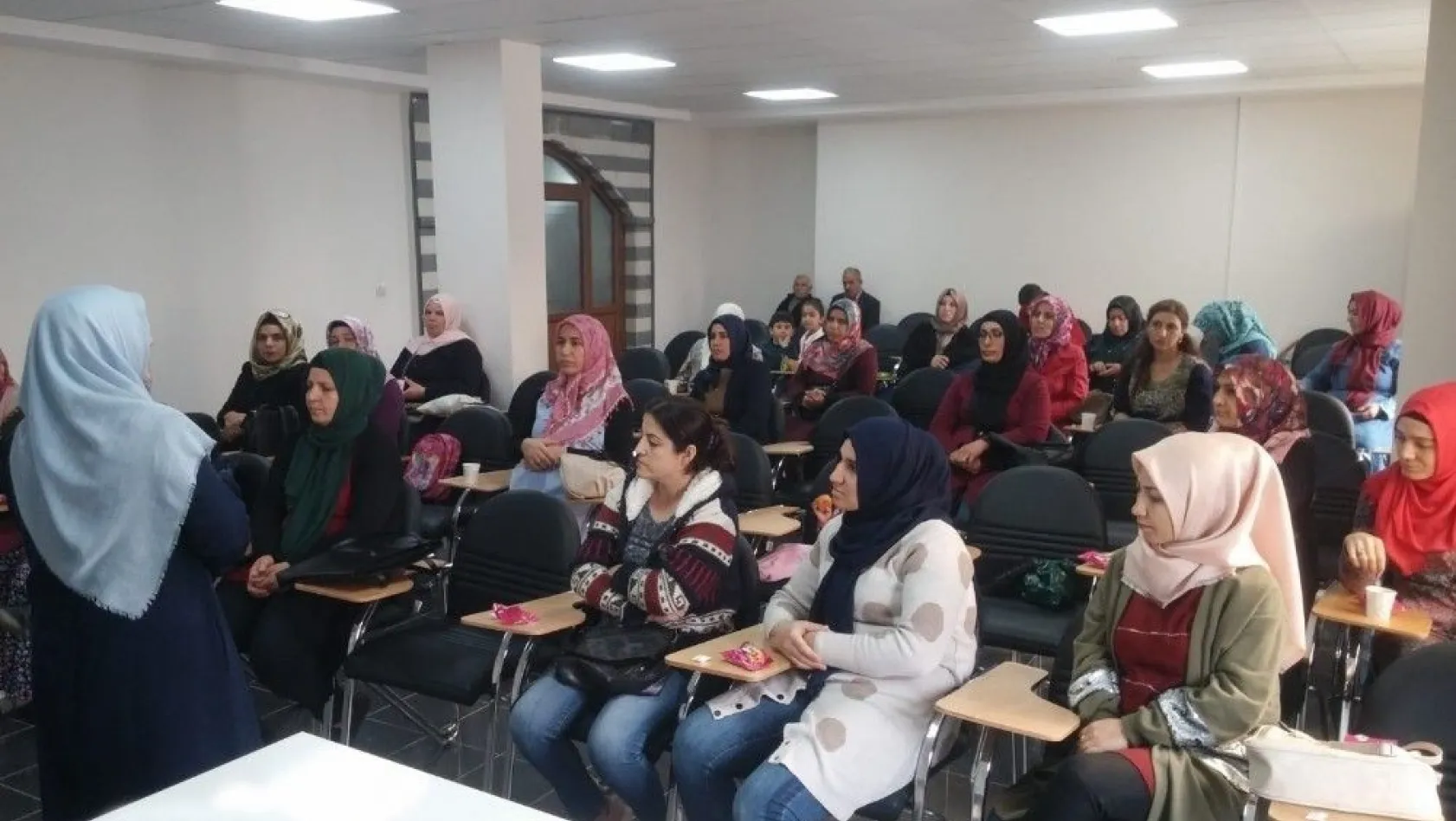 Diyarbakır'da 'Ailenin Önemi ve Sağlıklı Aile' semineri başladı
