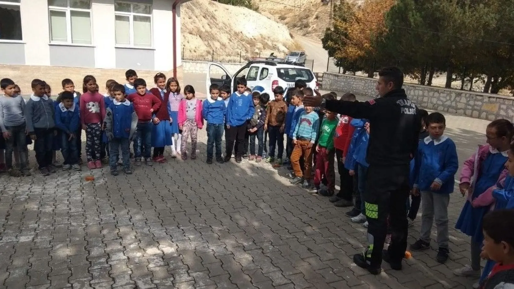 Gürün'de polisten öğrencilere trafik eğitimi
