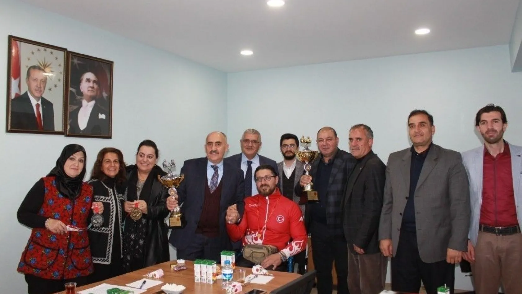 Erzurum Kent Konseyi Milli Sporcu Seven'i altınla ödüllendirdi
