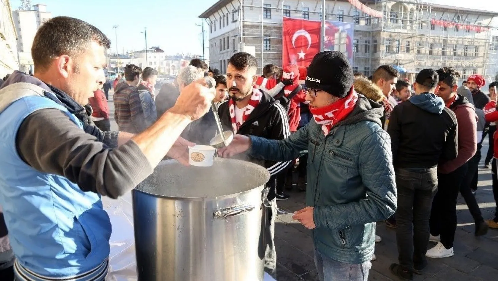 Sivas Belediyesi'nden taraftara sıcak çorba ikramı
