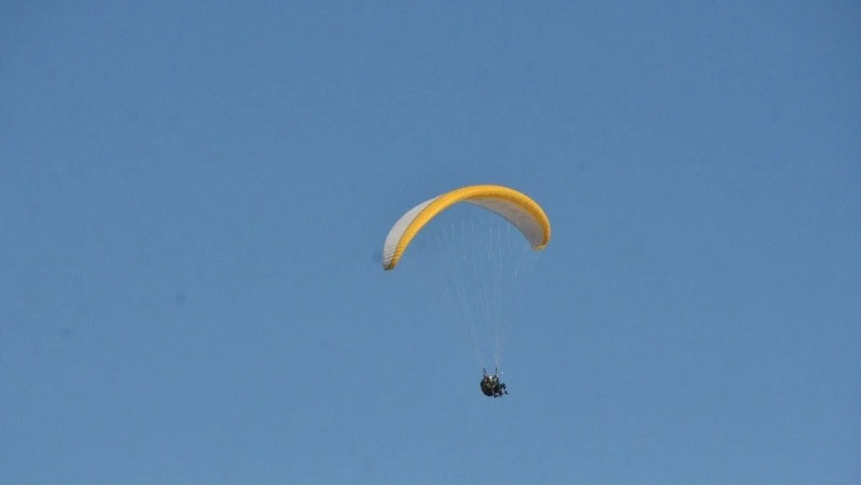 Erzincan Valisi paraşütle uçtu
