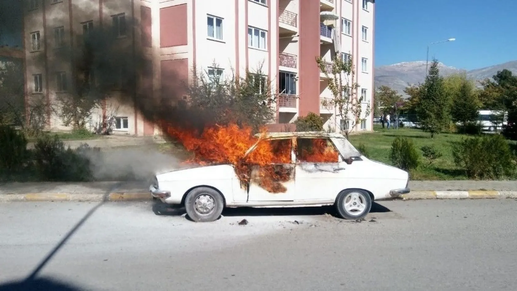 Erzincan'da park halindeki otomobil yandı
