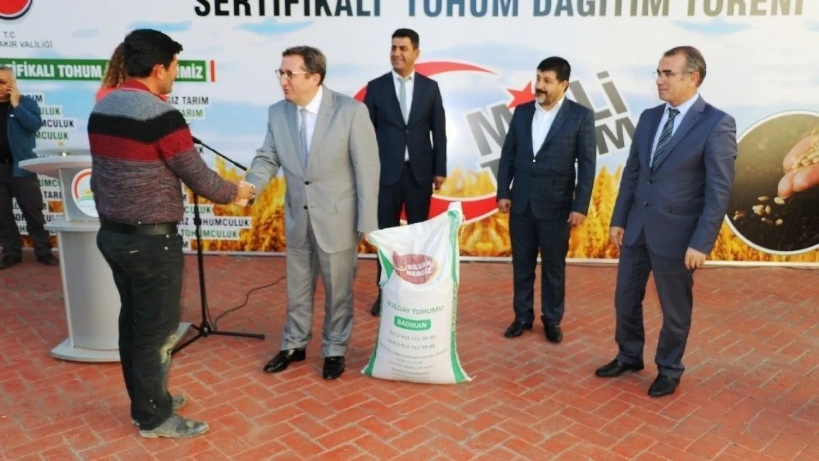 Diyarbakır'da 35 çiftçiye 51 ton sertifikalı tohum dağıtıldı
