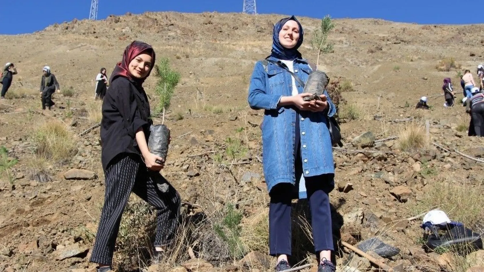 Erzincan'da gençlerin eliyle 4 bin fidan toprakla buluştu
