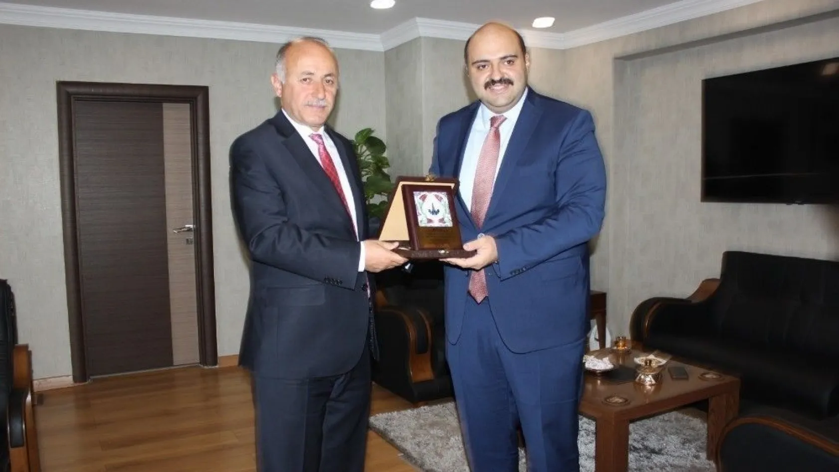Vali Azizoğlu'ndan, Başkan Orhan'a veda ziyareti
