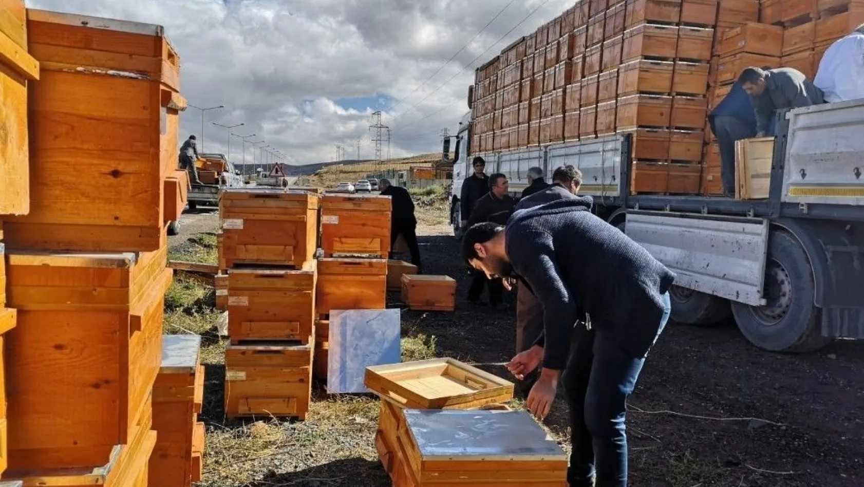 Arıcılar Birliği'nden arı yetiştiricisine 815 bin TL'lik malzeme desteği
