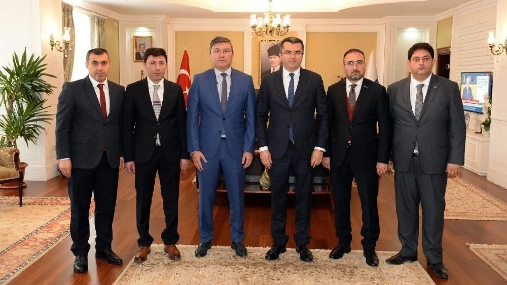 Büyükelçi Abzal Saparbekuly'dan Vali Memiş'e ziyaret
